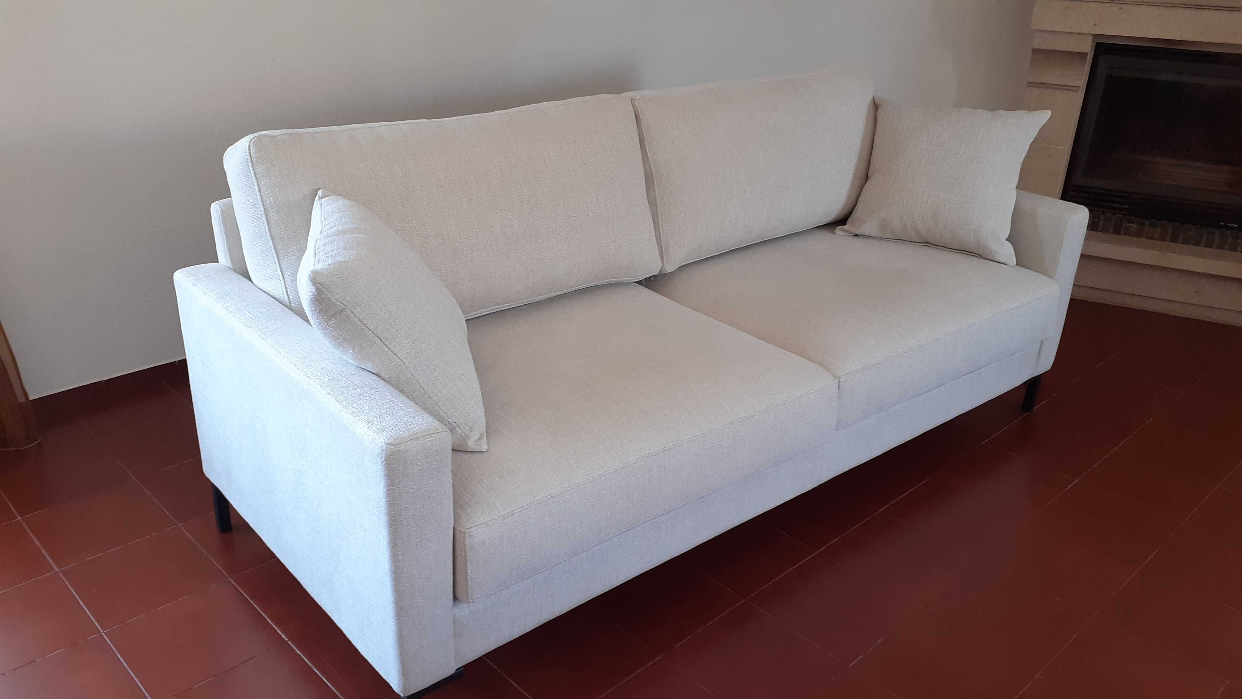 Sofá elegante e muito confortável. Como novo.