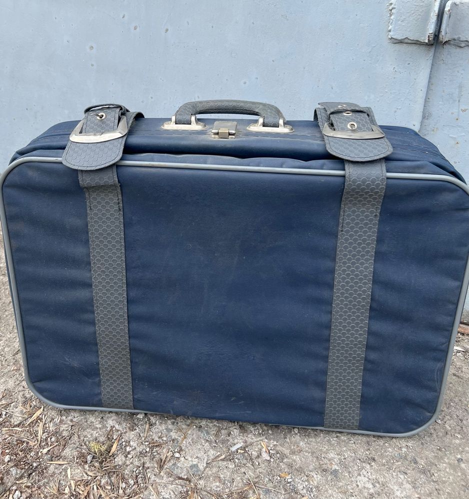Синий винтажный чемодан