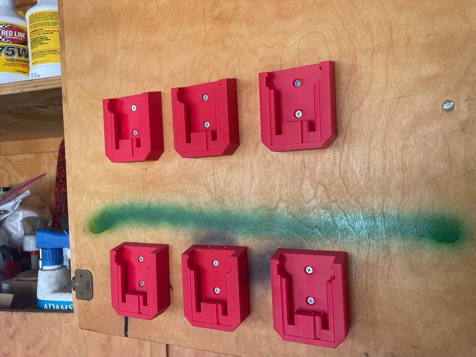 Uchwyt na baterie Milwaukee M18 – mocowanie ścienne | Druk 3D