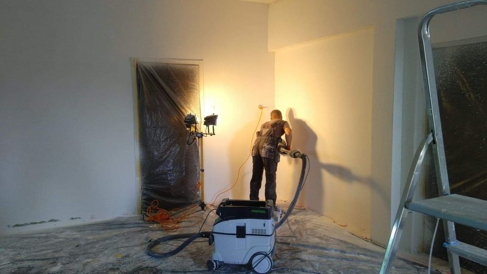 Szpachlowanie, gładzie, malowanie.