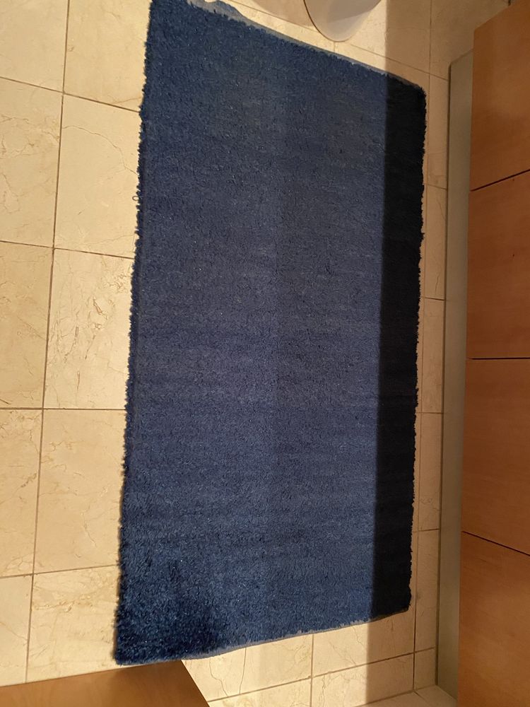 Tapete azul peludo