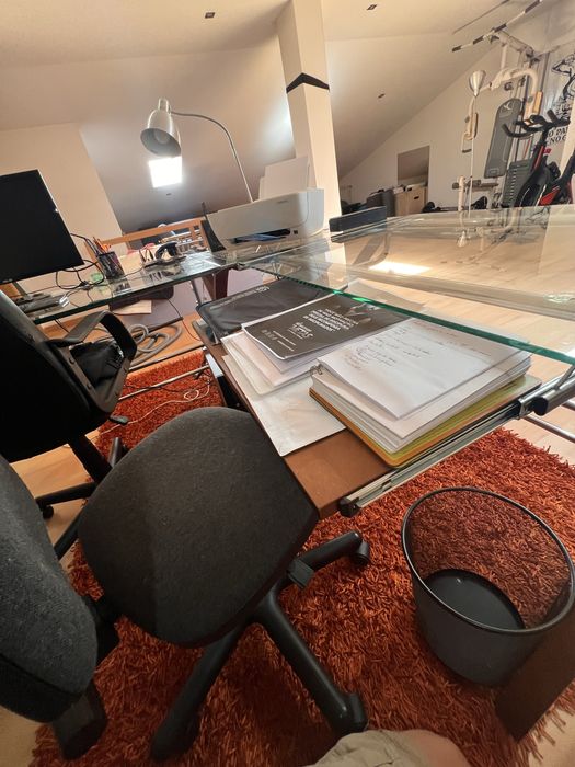 Mesa de escritorio em L em vidro e estrutura de madeira