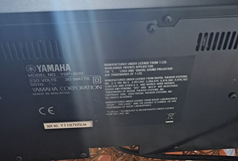 Vendo várias lâmpadas, projetores, coluna e mesa de mistura