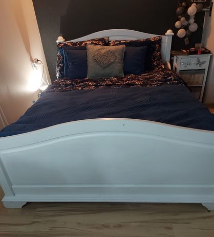 Sprzedam łóżko drewniane z materacem 140 x 200 cm