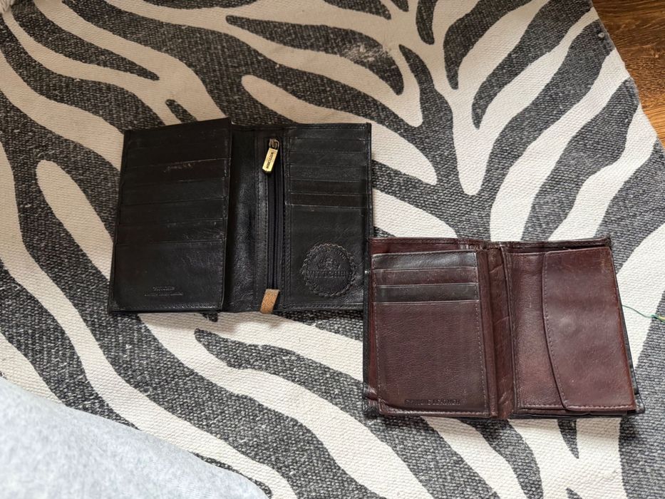 Dwa skórzane portfele