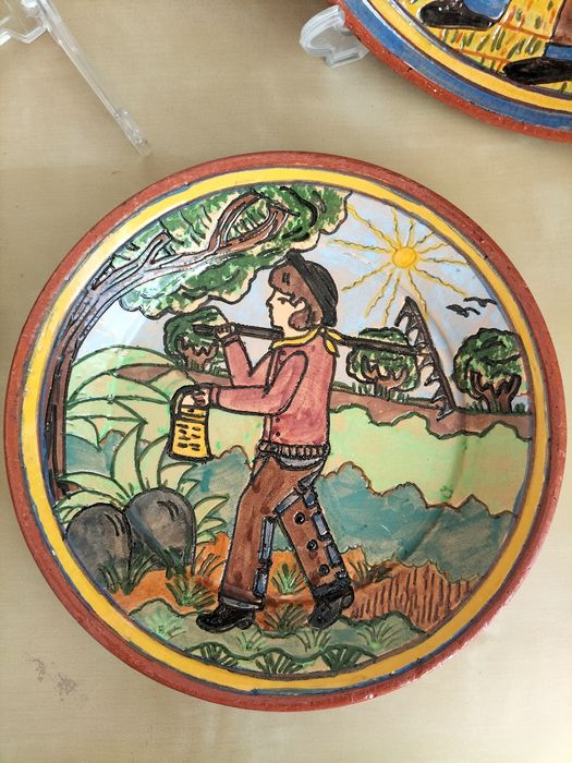 Pratos decorativos de barro pintados á mão