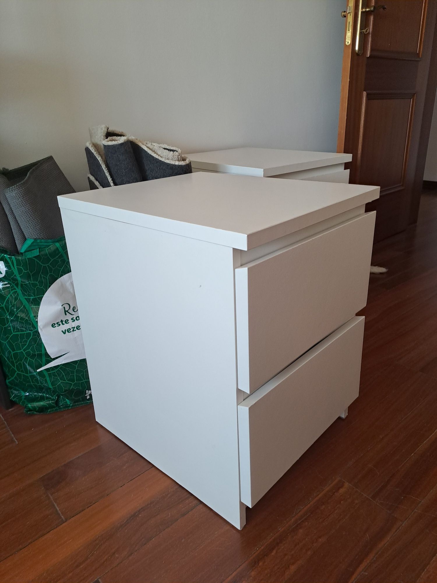 Vendo 2 mesas cabeceira ikea