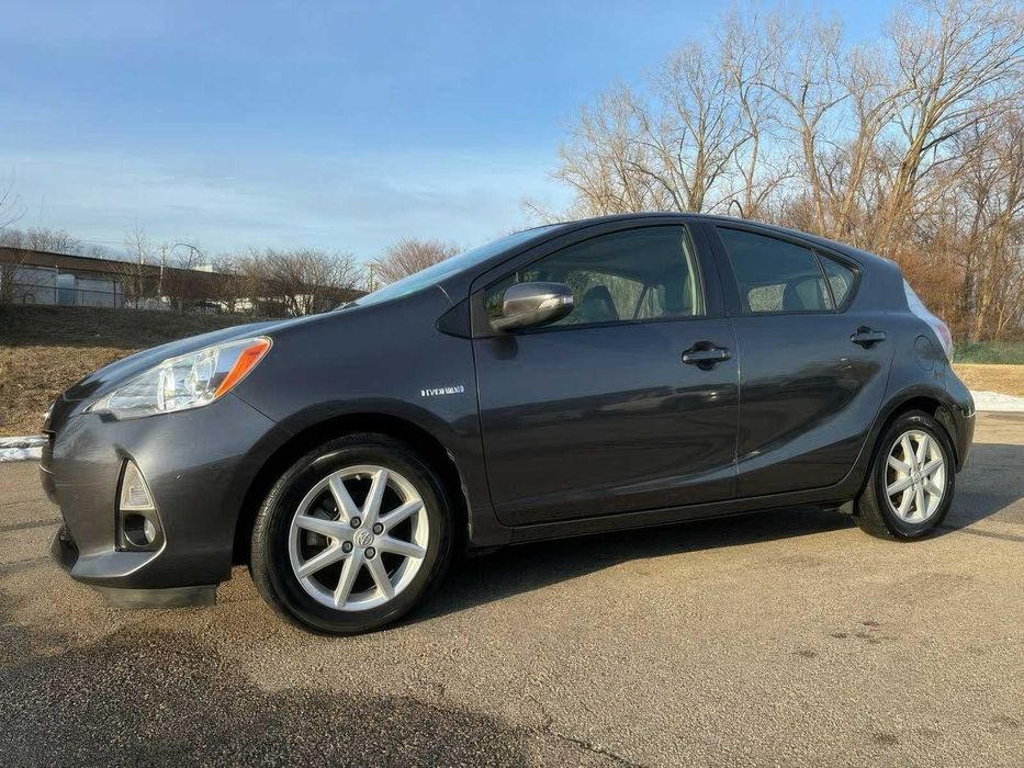 Toyota Prius c Four      2014