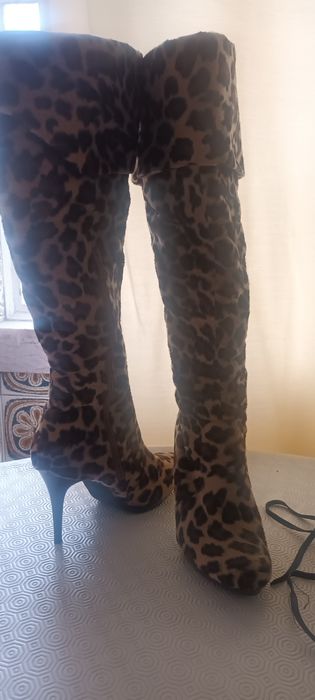 Bota estileto de cano alto