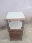 Mesa de cabeceira antiga com tampos em pedra