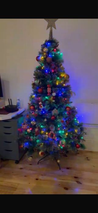 Árvore de Natal com decorações