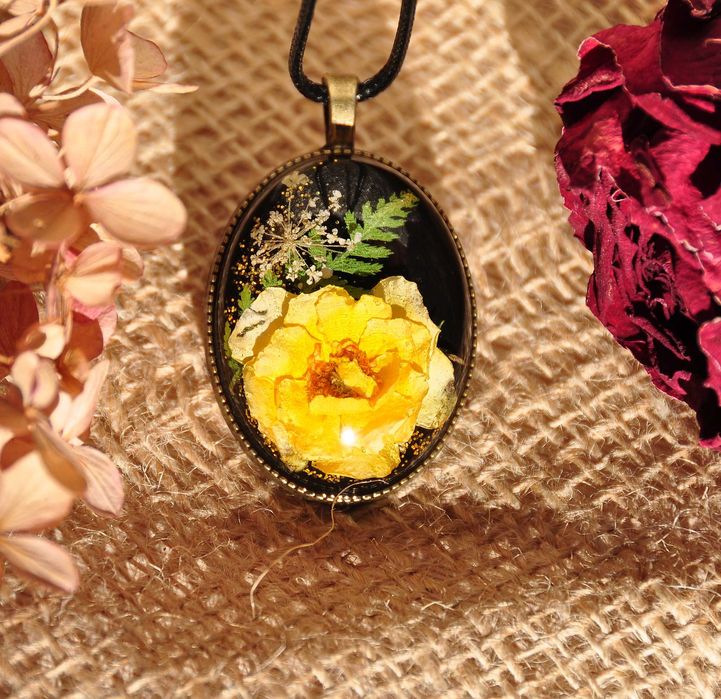 Wisiorek z żółtą różą, żywica.