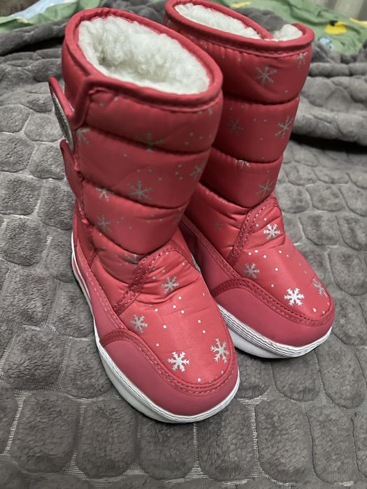 Нові зимові ботинки для дівчинки