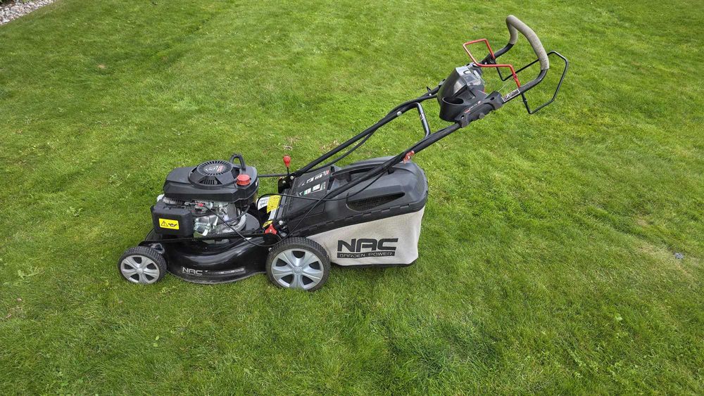 Kosiarka NAC LS50-196-HSES z automatycznym rozruchem i z napędem.