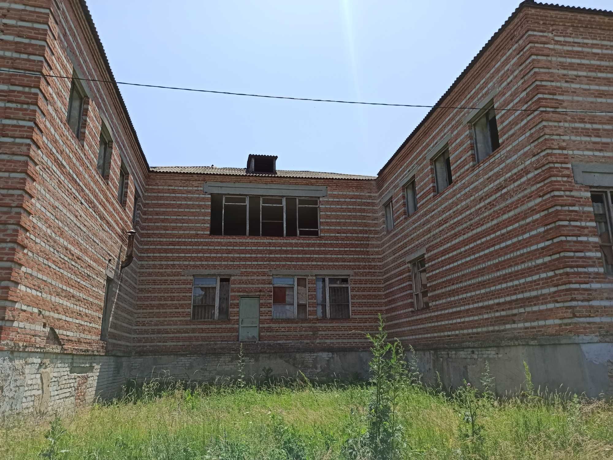 Продам нежитлову будівлю площею 2038,7 кв.м. на ділянці кат. 03.10