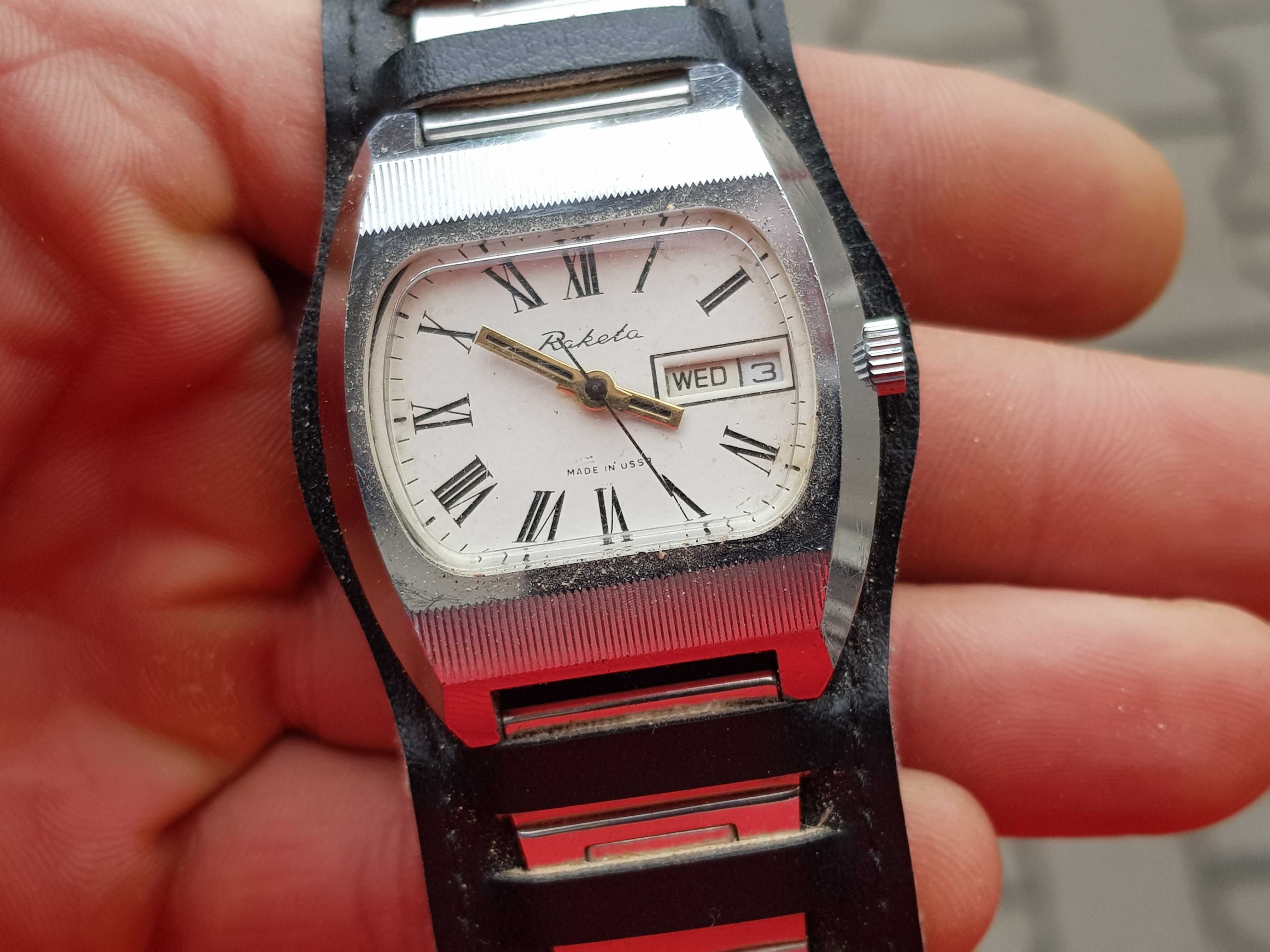 Stary nakręcany zegarek Raketa telewizorek z kalendarzem