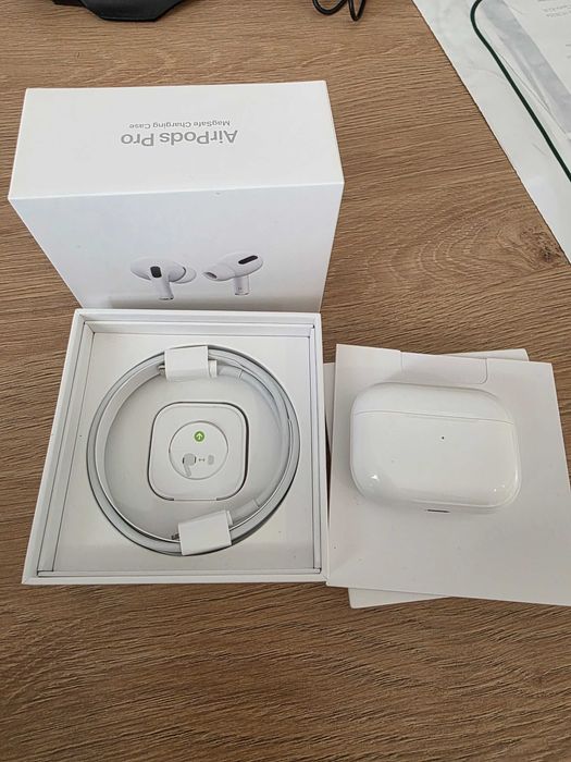 Продам AirPods Pro, правий навушник і кейс, оригінальні.