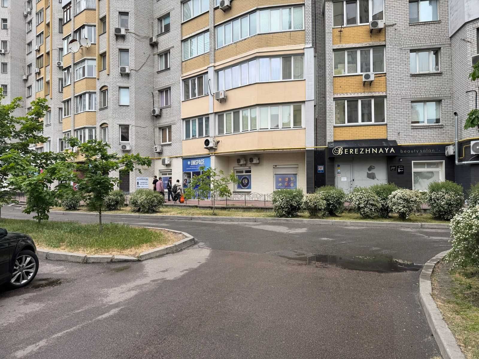 Фасадное помещение с отдельным входом, метро Позняки-10мин!