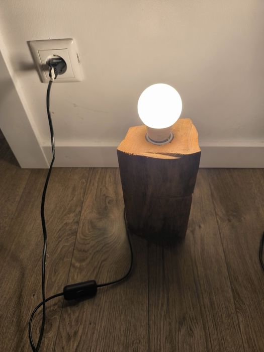 Ręcznie robiona lampka stołowa z drewna – loft / rustykalna