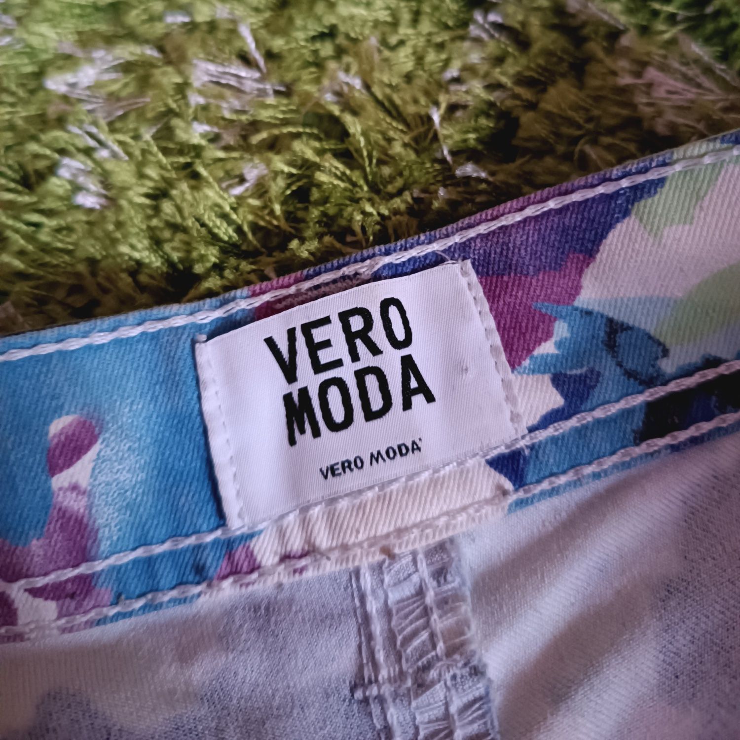 Krótkie spodenki szorty vero moda białe w kolorowe wzory S