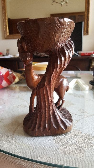 Cinzeiro esculpido em madeira