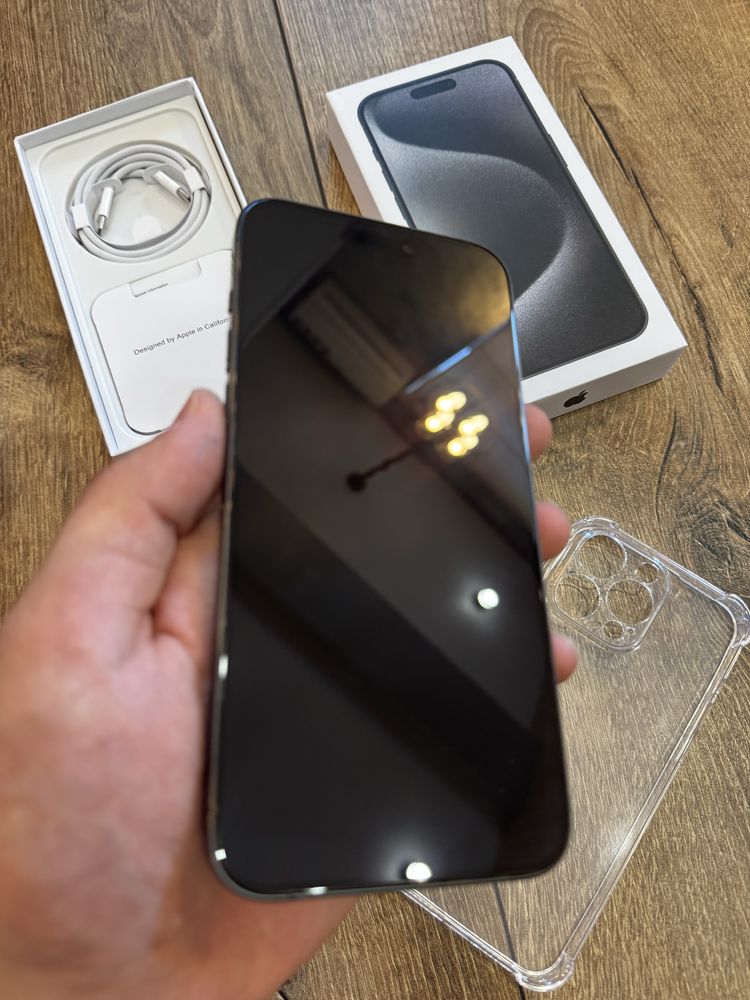 Iphone 15 pro max практически новый