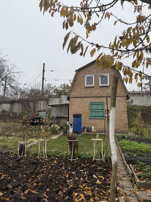 Дача з будинком в тихому місці