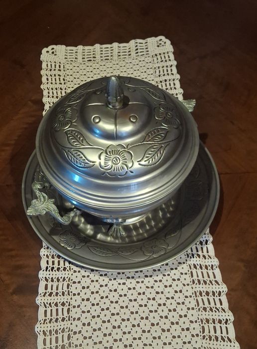 Centro de mesa (travessa e terrina em metal)