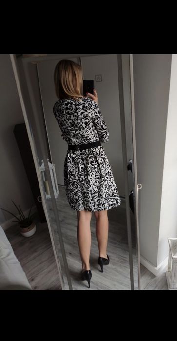 Sukienka biało-czarna ornamenty rozkloszowana XS S 34 36