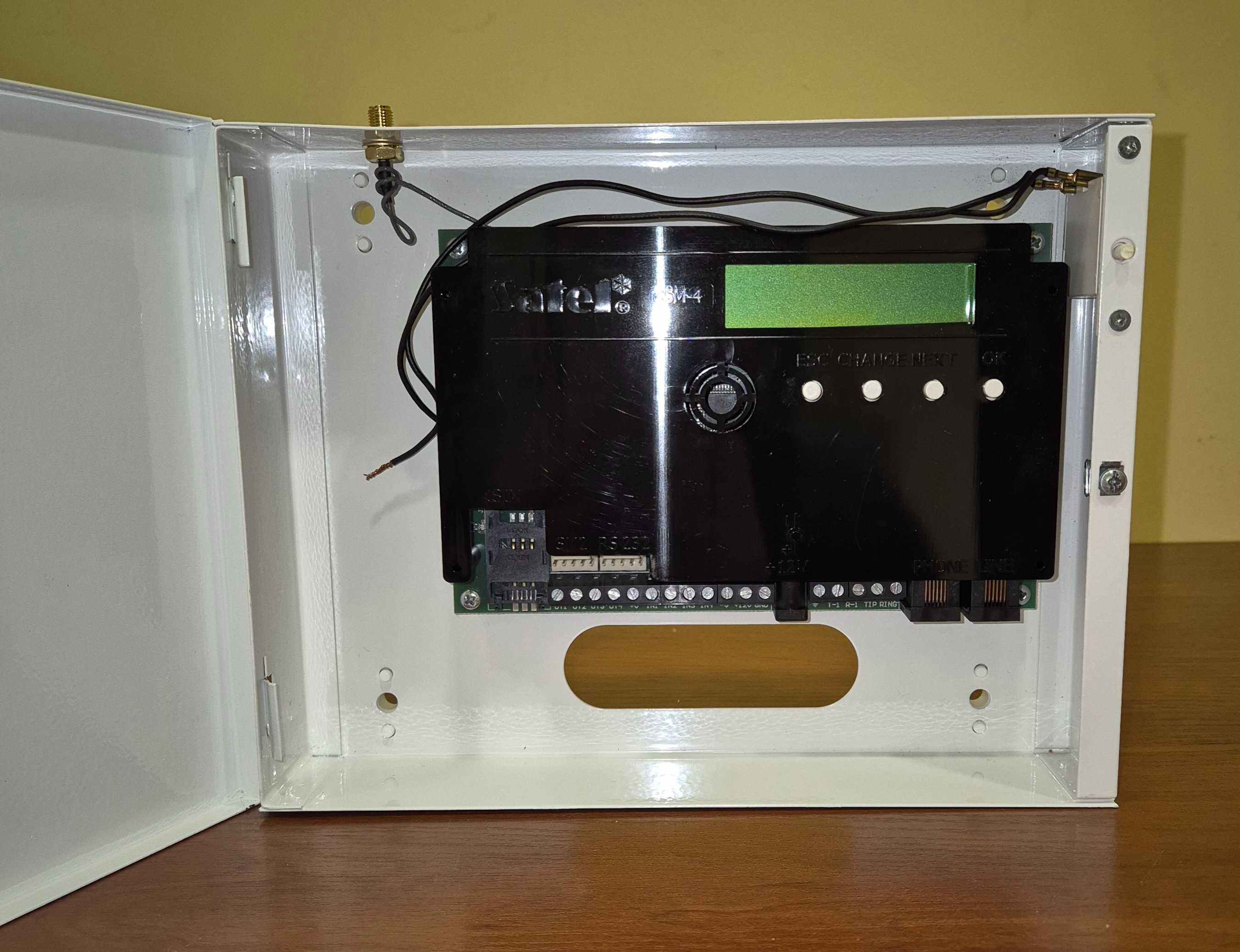 Moduł komunikacyjny GSM-4 Satel w obudowie metalowej