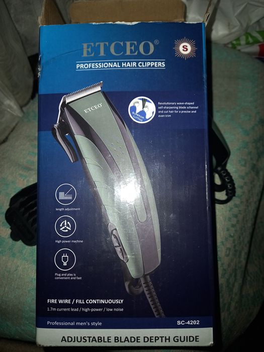 Машинка для стрижки волос от сети с самозатачивающимися ножами.