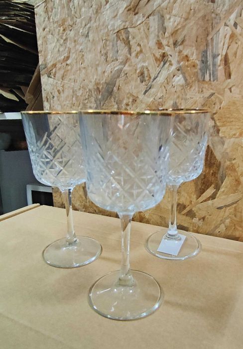 Copo De Pé Alto Com Acabamento Dourado