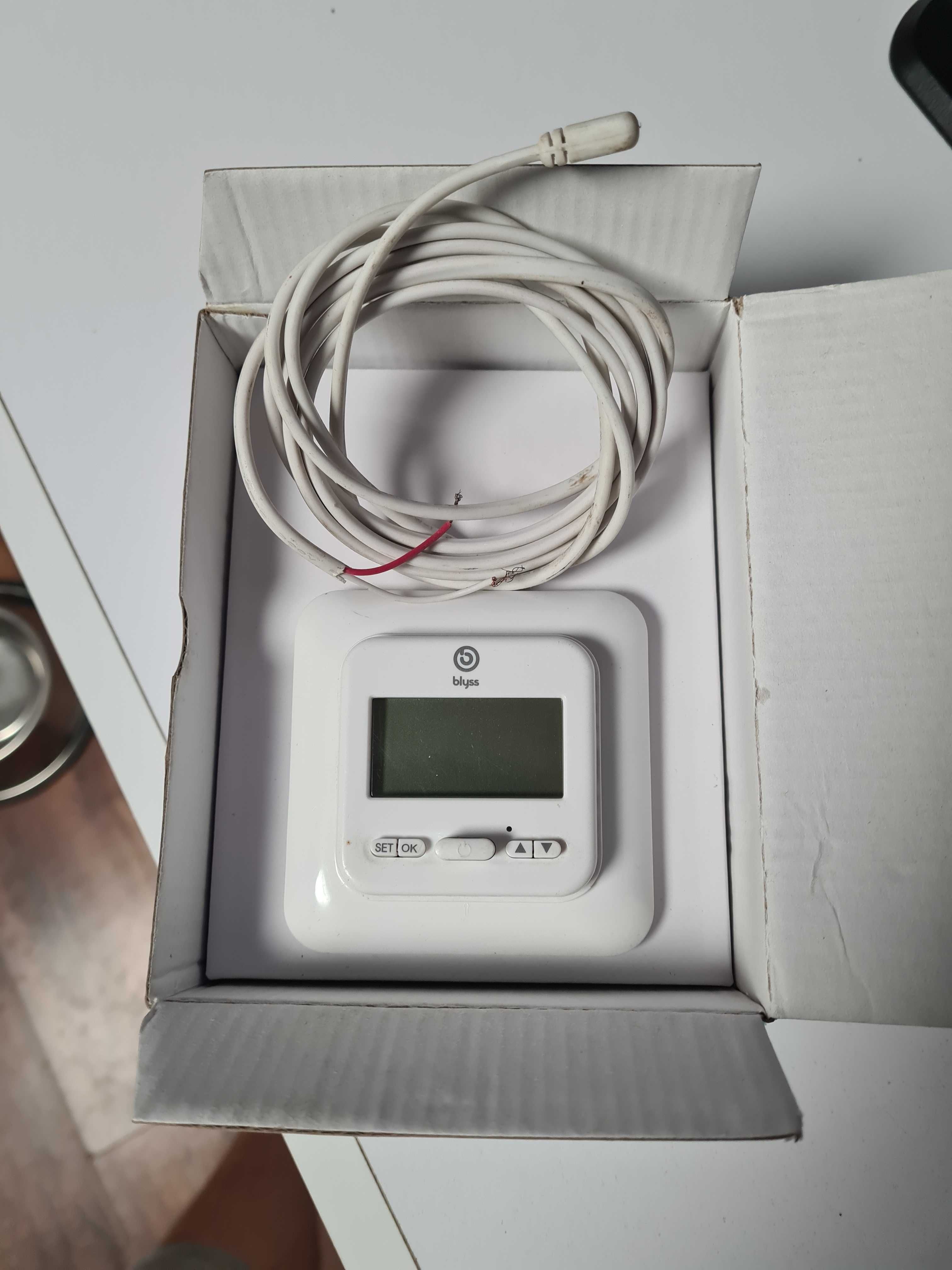 Termostat programowalny LCD Blyss / 3 sztuki