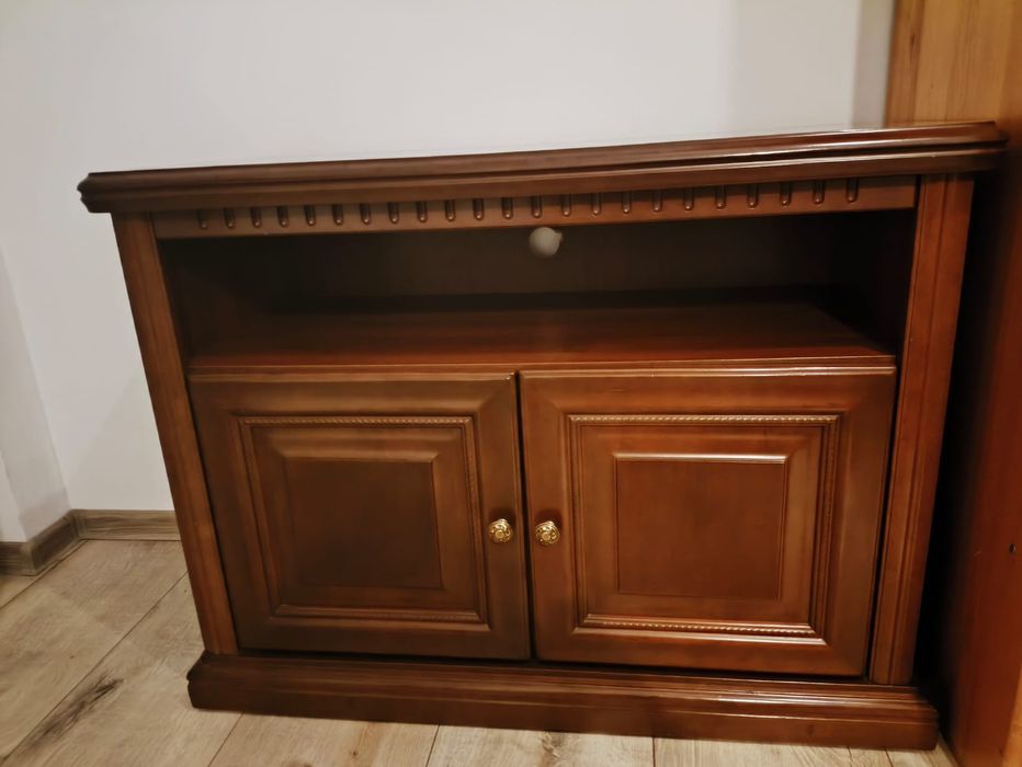 Drewniana komoda i ławostół