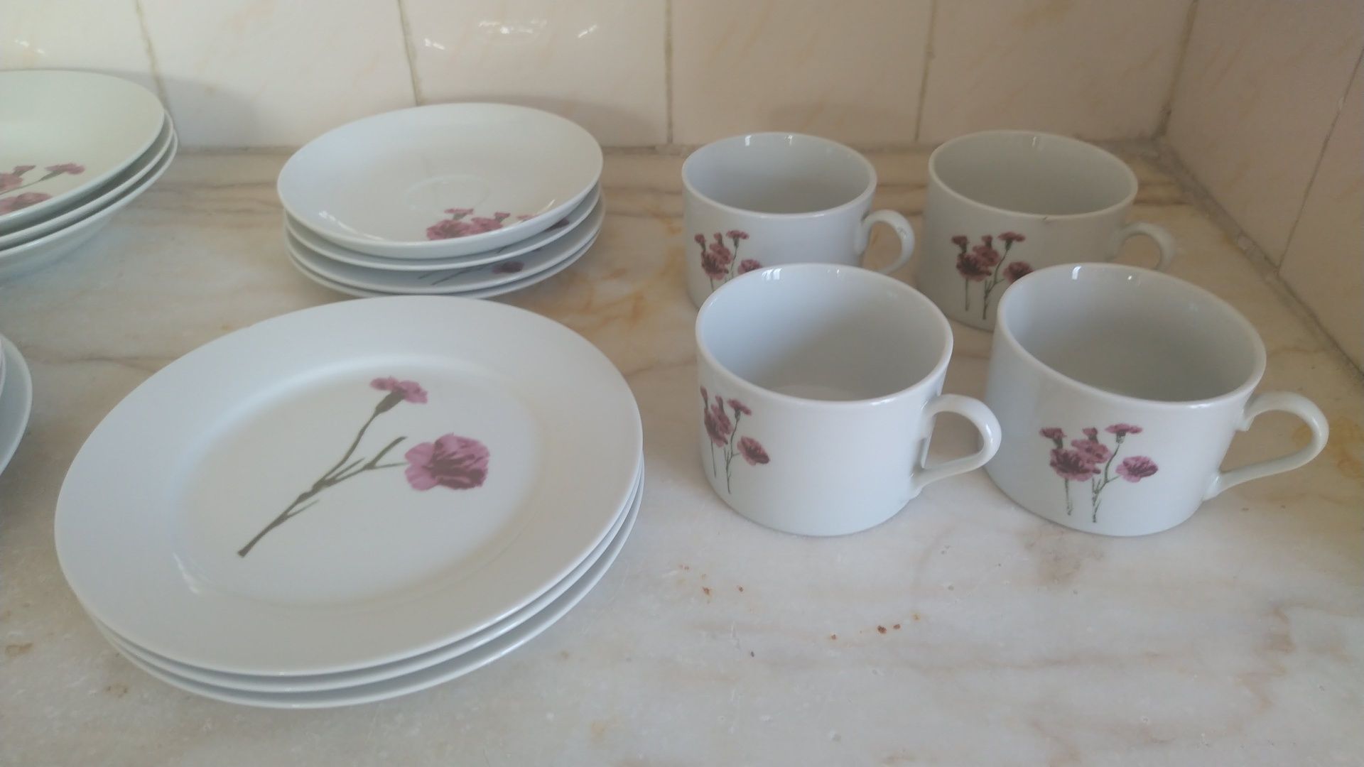 Conjunto De Loiça Decoração Cravos Rosa