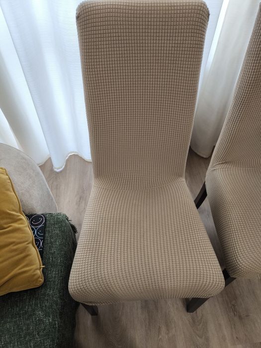 Cadeiras com capas em bom estado