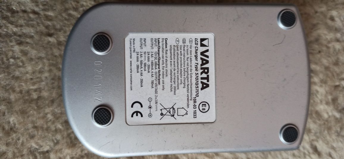 Varta 57070 - Зарядний пристрій з LCD-дисплеєм 4xAA/AAA 100-240V/12V/5