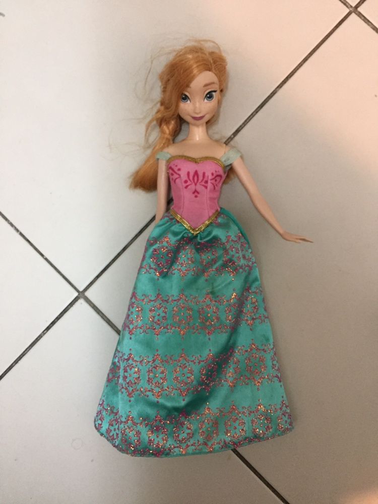 3 bonecas, Barbie grande, Elsa do Frozen que canta gtande e Ana