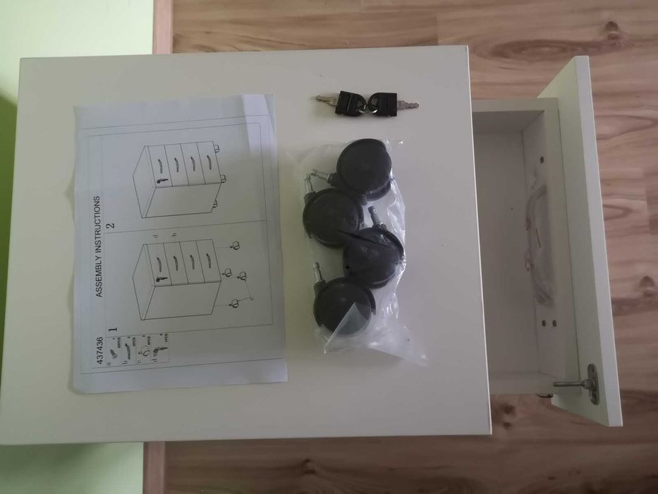 Biały kontenerek na klucz biała komoda szafka pod biurko