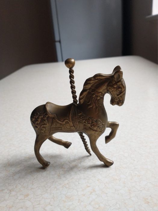 Mosiężny koń figurka