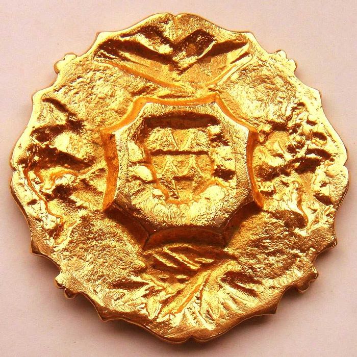 Cinzeiro Antigo em Bronze com Esfera Armilar e 4 Mulheres em Trajes