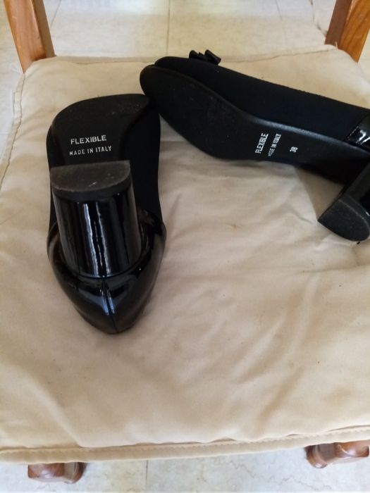 Sapatos novos pretos s/bico marca Fiorella