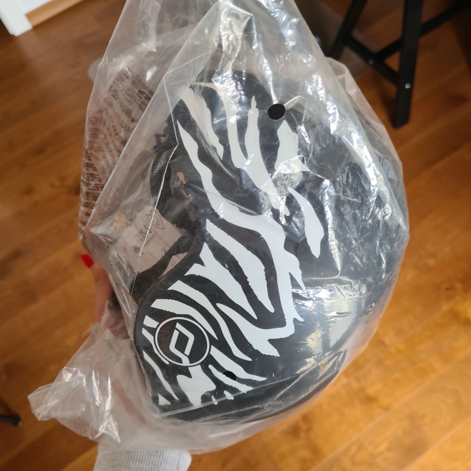 Nowy zapakowany kask scoot and ride czarny Zebra rozmiar XXS - S