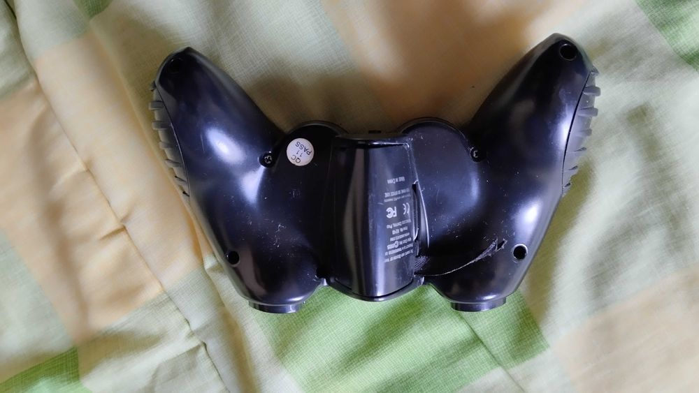 PlayStation 2 com dois jogos clássicos e dois comandos