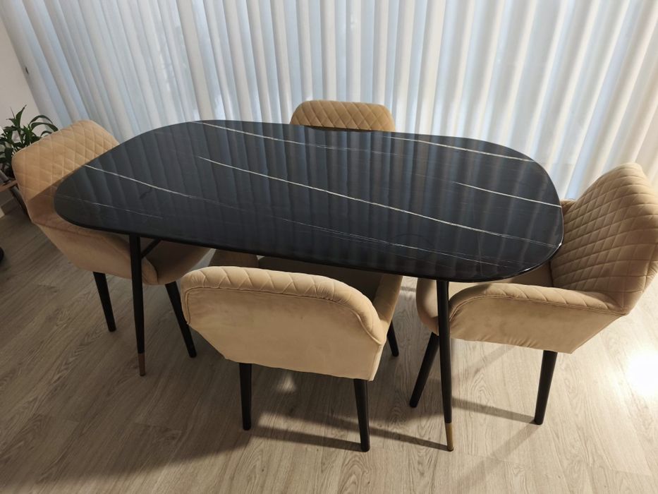 Mesa a imitar mármore e caldeirões beges