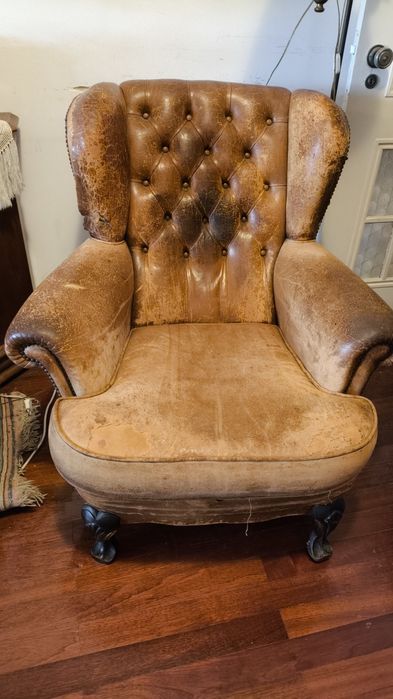 Sofá em pele, estilo antigo