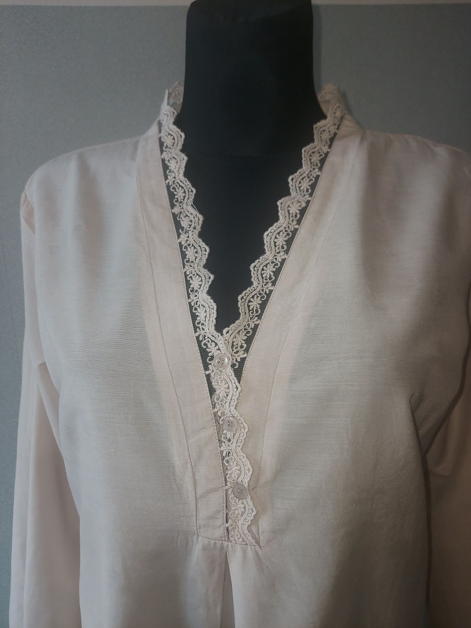Elegancka kremowa bluzka z koronką