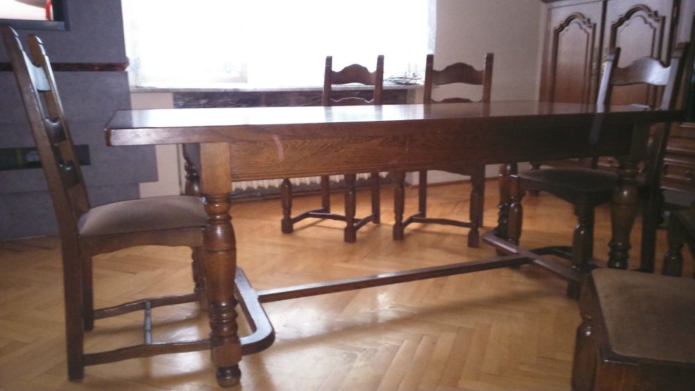 klasyczny dębowy stół z krzesłami
