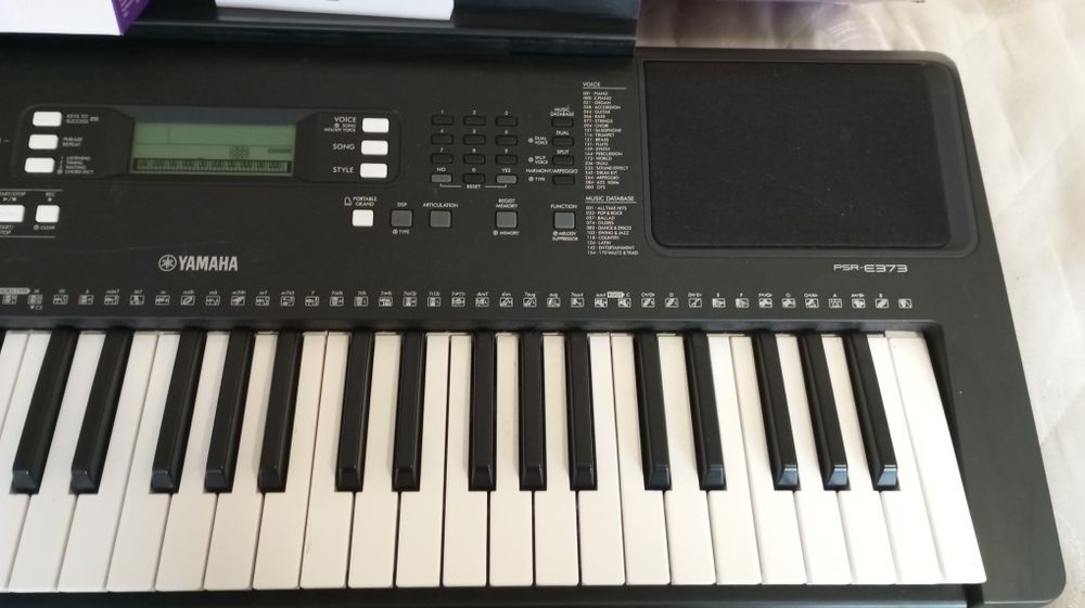 Продам Синтезатор Yamaha PSR-E3 73 . Самовывоз.