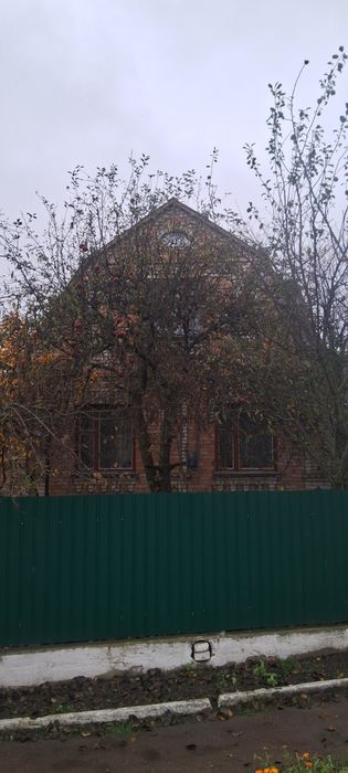 Продам будинок з трьох кімнат. Район міської лікарні